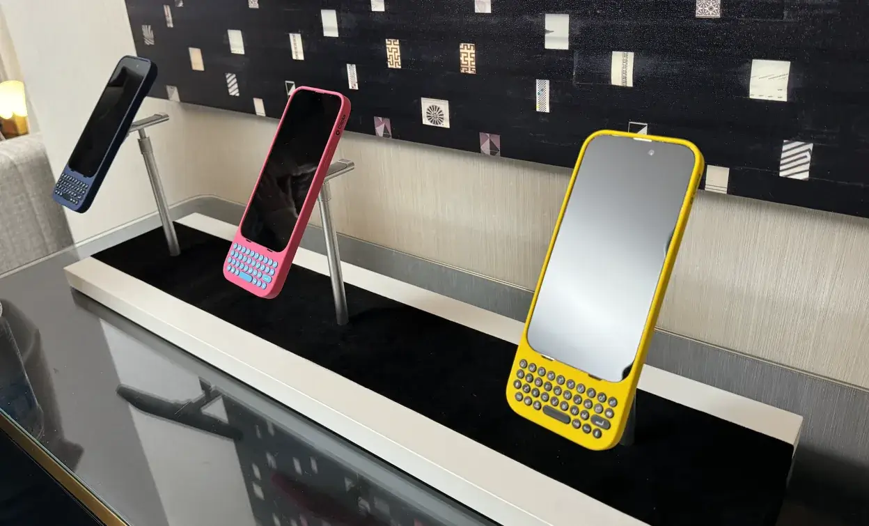 “Revolutionizing Smartphone Typing: Clicks Keyboard Case Brings Back the Physical Keyboard at CES 2024”