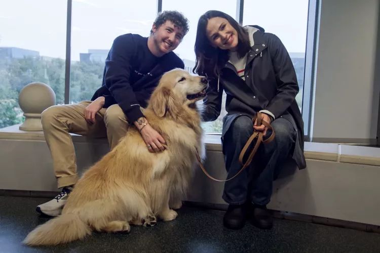 Jennifer Garner’s Dog Birdie Promoted to Therapy Dog Hero!